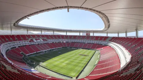 梅西首次登临巴萨一线队战场，今日正值20周年盛典。